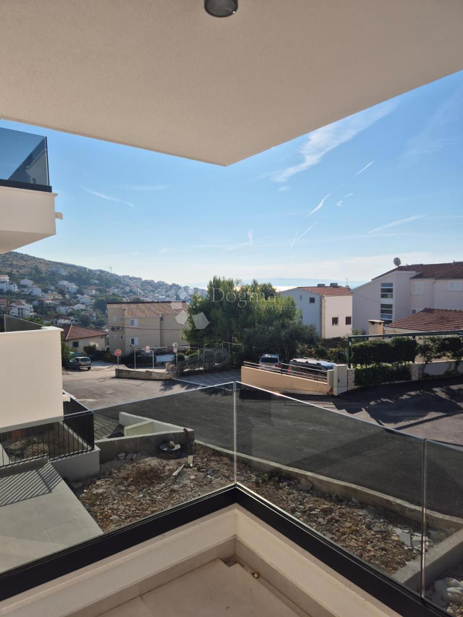 NUOVA COSTRUZIONE – APPARTAMENTO MODERNO CON BALCONI, A MENO DI 150 m DALLA SPIAGGIA – OKRUG GORNJI