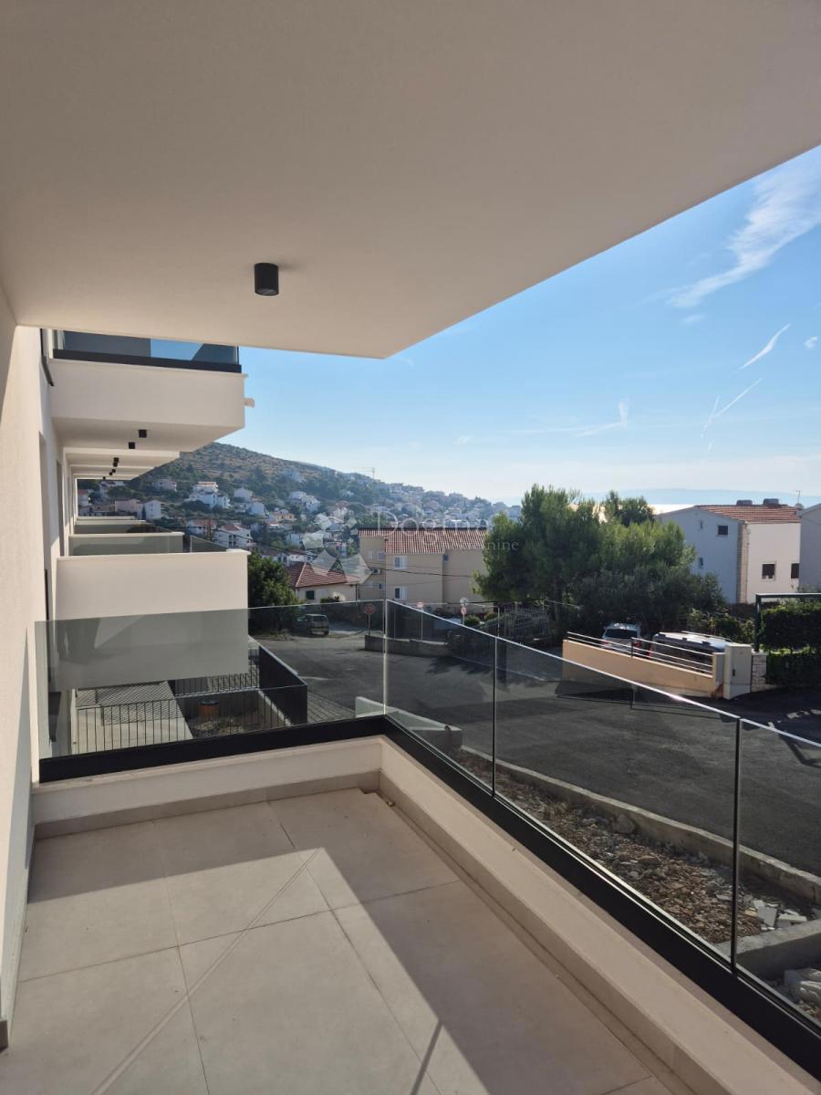 NUOVA COSTRUZIONE – APPARTAMENTO MODERNO CON BALCONI, A MENO DI 150 m DALLA SPIAGGIA – OKRUG GORNJI