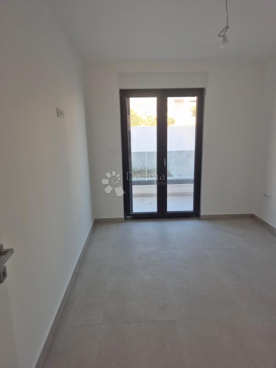 NUOVA COSTRUZIONE – APPARTAMENTO MODERNO CON BALCONI, A MENO DI 150 m DALLA SPIAGGIA – OKRUG GORNJI