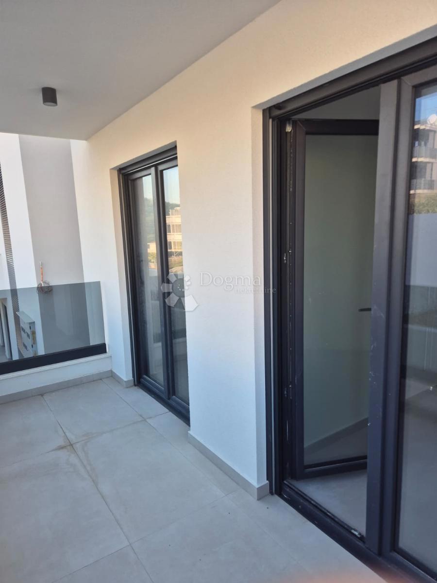 NUOVA COSTRUZIONE – APPARTAMENTO MODERNO CON BALCONI, A MENO DI 150 m DALLA SPIAGGIA – OKRUG GORNJI