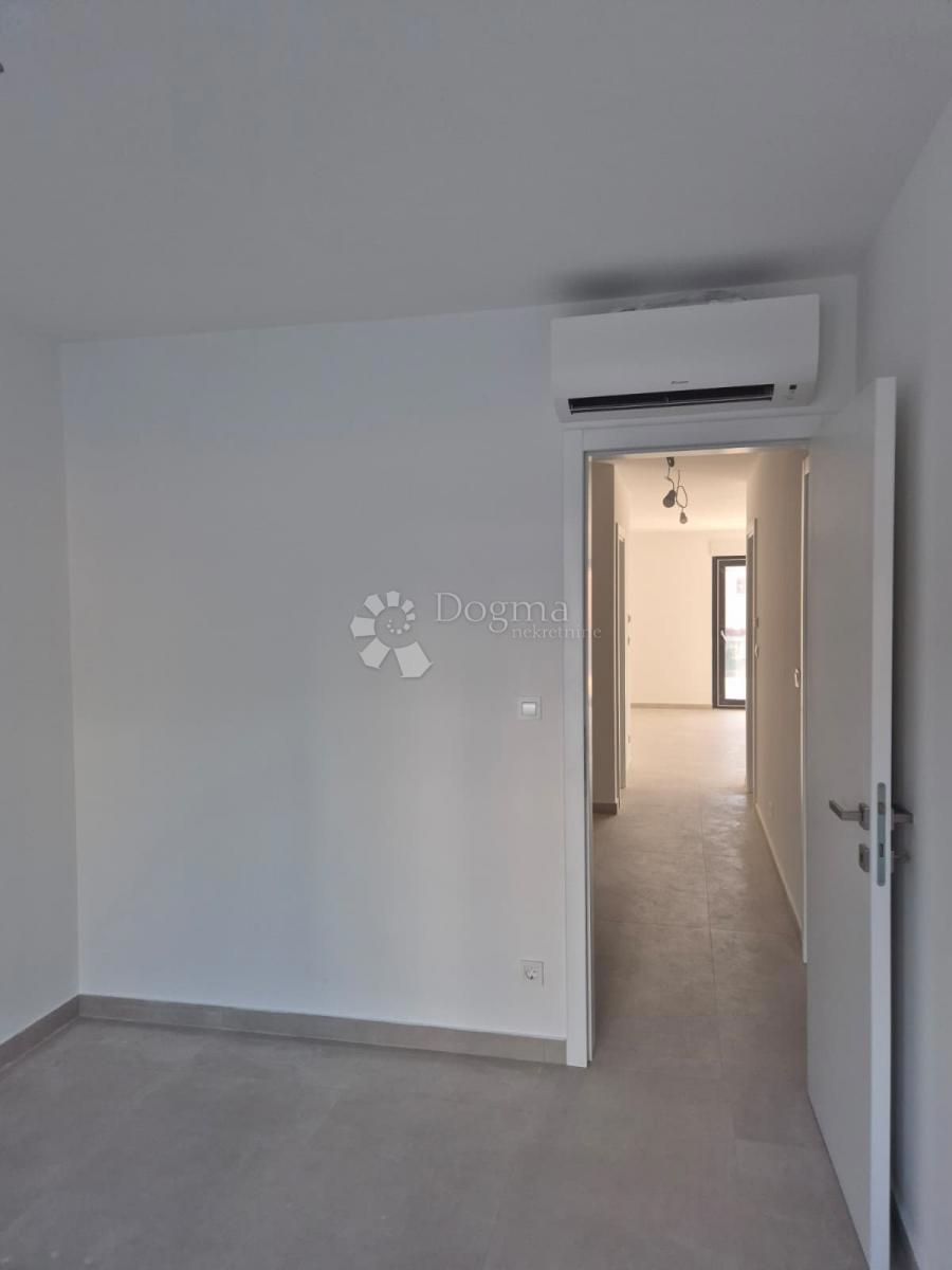 NUOVA COSTRUZIONE – APPARTAMENTO MODERNO CON BALCONI, A MENO DI 150 m DALLA SPIAGGIA – OKRUG GORNJI