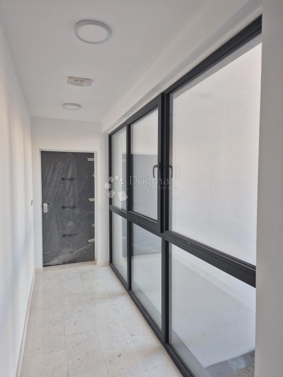 NUOVA COSTRUZIONE – APPARTAMENTO MODERNO CON BALCONI, A MENO DI 150 m DALLA SPIAGGIA – OKRUG GORNJI