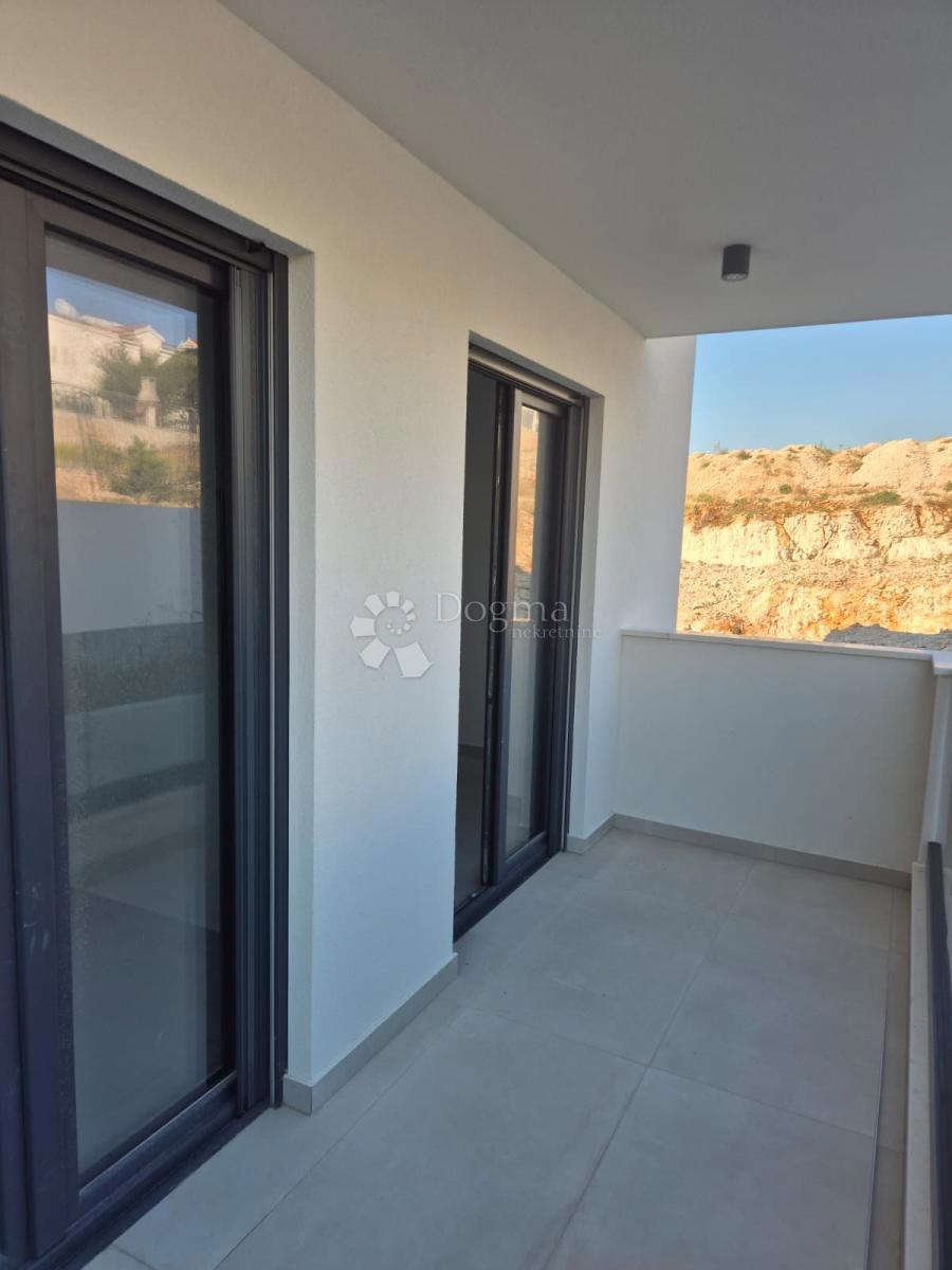 NUOVA COSTRUZIONE – APPARTAMENTO MODERNO CON BALCONI, A MENO DI 150 m DALLA SPIAGGIA – OKRUG GORNJI