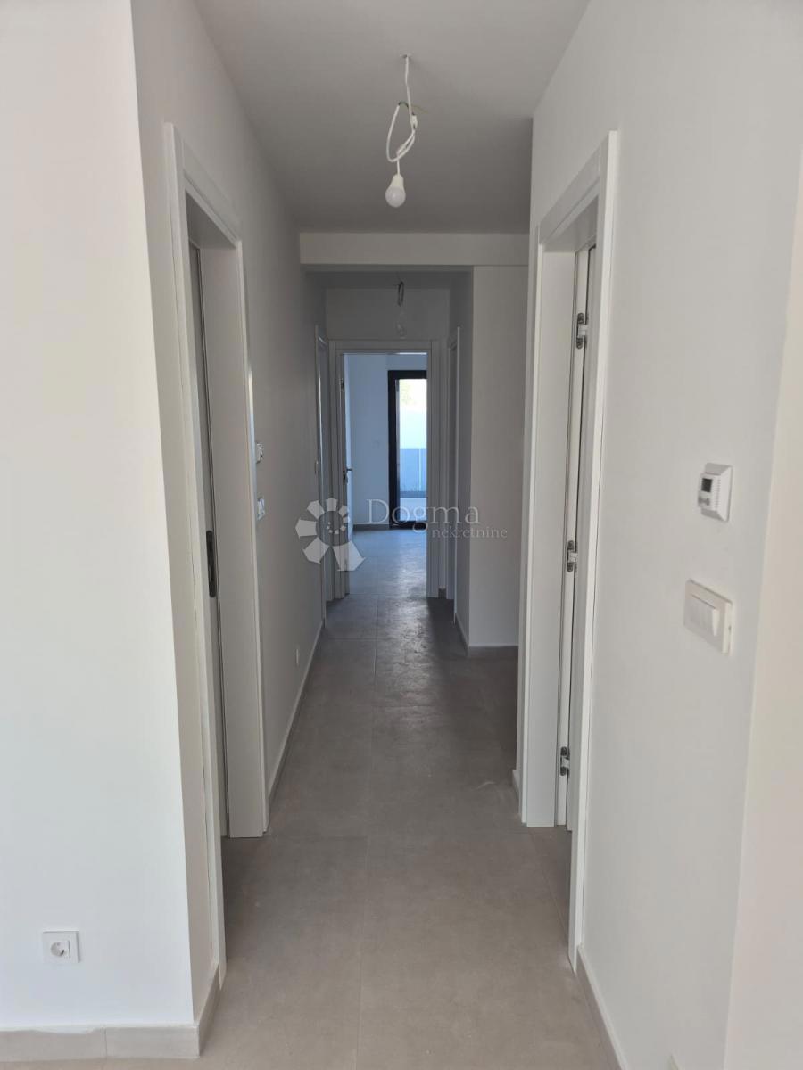 NUOVA COSTRUZIONE – APPARTAMENTO MODERNO CON BALCONI, A MENO DI 150 m DALLA SPIAGGIA – OKRUG GORNJI