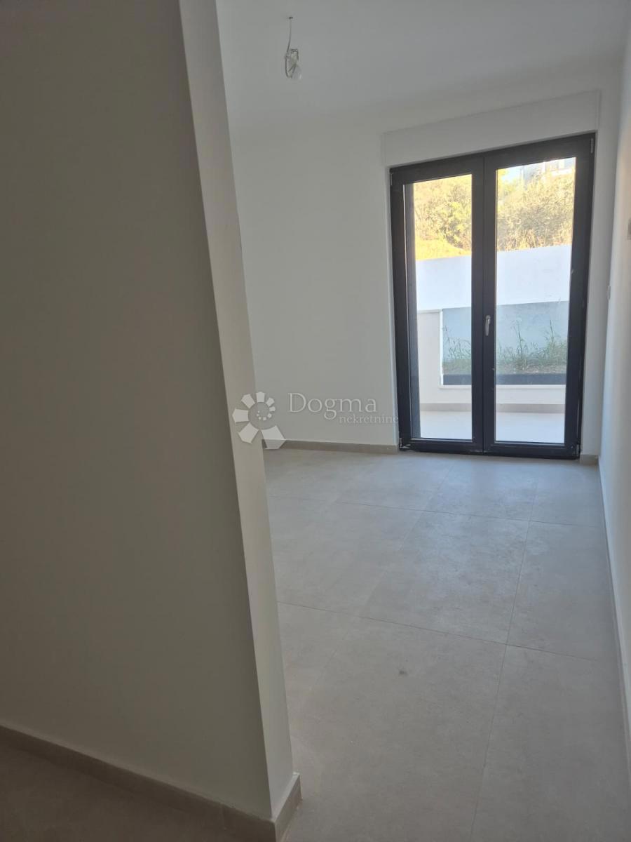 NUOVA COSTRUZIONE – APPARTAMENTO MODERNO CON BALCONI, A MENO DI 150 m DALLA SPIAGGIA – OKRUG GORNJI