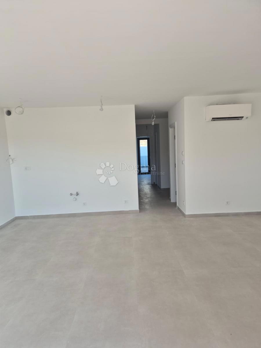 NUOVA COSTRUZIONE – APPARTAMENTO MODERNO CON BALCONI, A MENO DI 150 m DALLA SPIAGGIA – OKRUG GORNJI