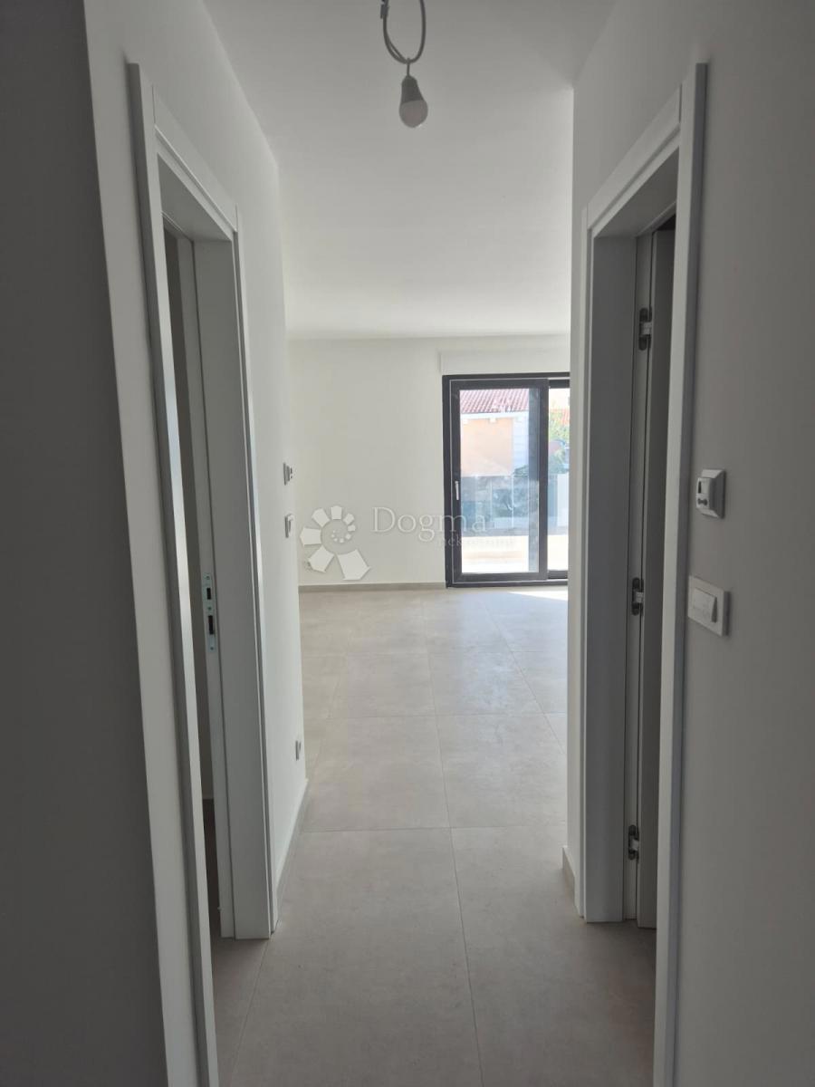 NUOVA COSTRUZIONE – APPARTAMENTO MODERNO CON BALCONI, A MENO DI 150 m DALLA SPIAGGIA – OKRUG GORNJI