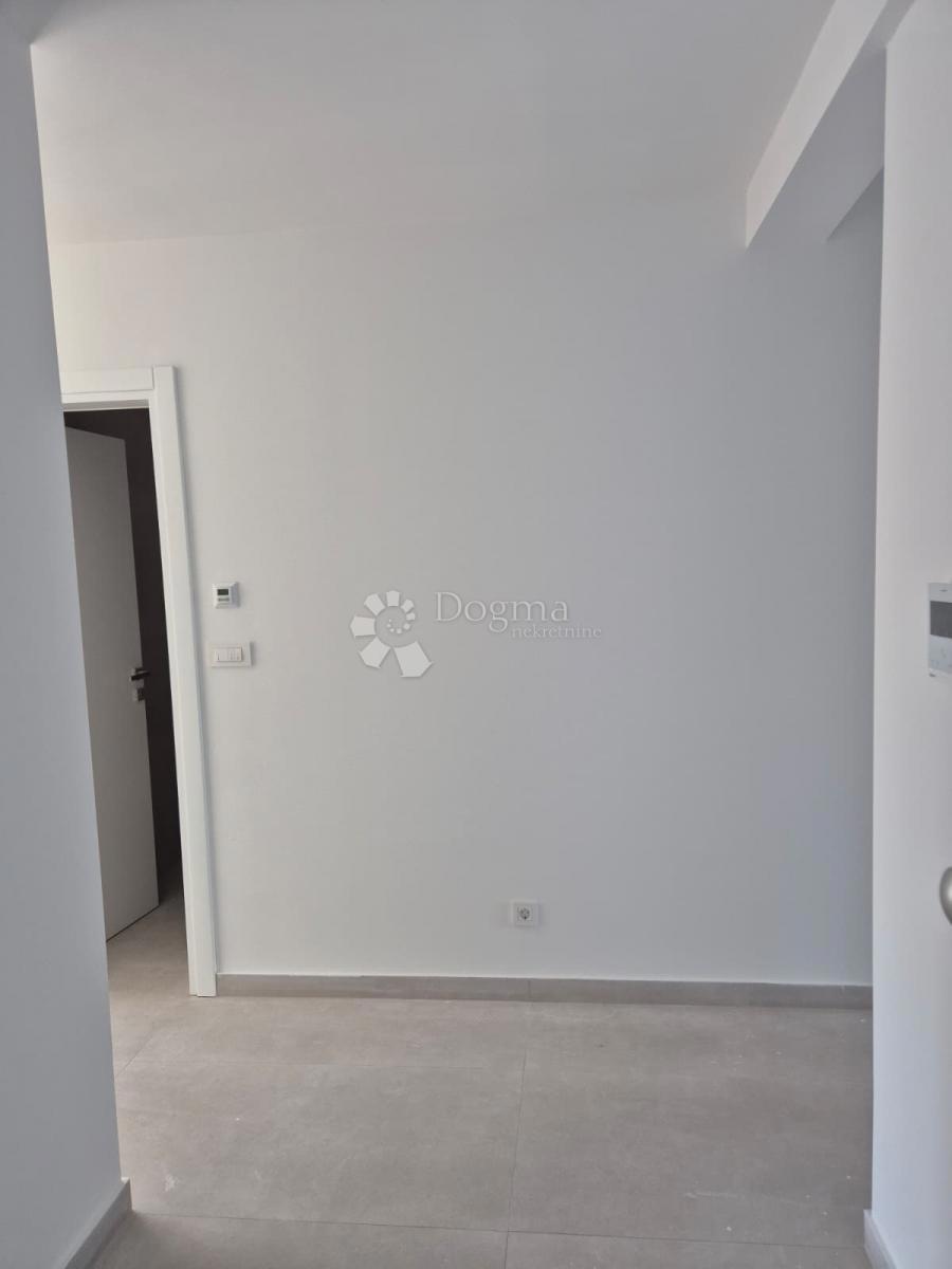 NUOVA COSTRUZIONE – APPARTAMENTO MODERNO CON BALCONI, A MENO DI 150 m DALLA SPIAGGIA – OKRUG GORNJI