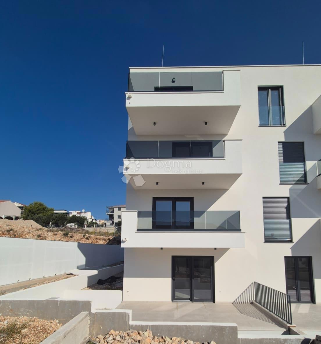 NUOVA COSTRUZIONE – APPARTAMENTO MODERNO CON BALCONI, A MENO DI 150 m DALLA SPIAGGIA – OKRUG GORNJI