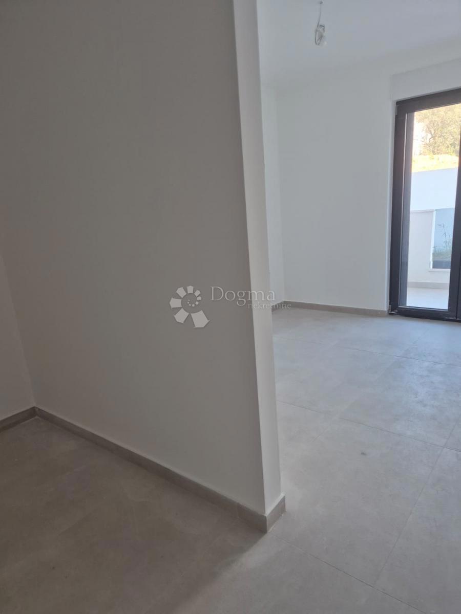 NUOVA COSTRUZIONE – APPARTAMENTO MODERNO CON BALCONI, A MENO DI 150 m DALLA SPIAGGIA – OKRUG GORNJI