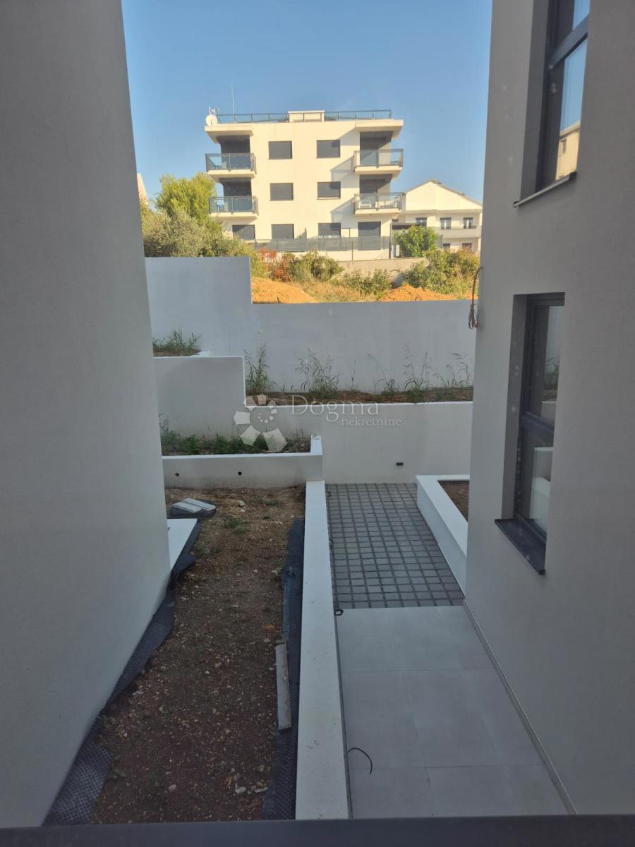 NUOVA COSTRUZIONE – APPARTAMENTO MODERNO CON BALCONI, A MENO DI 150 m DALLA SPIAGGIA – OKRUG GORNJI