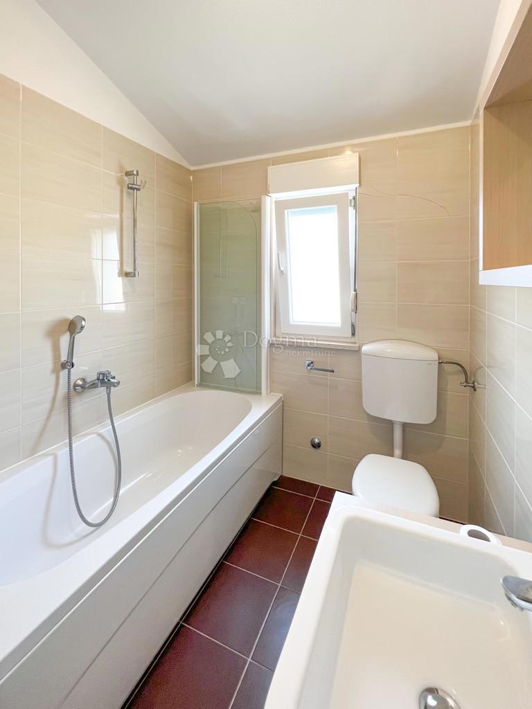 Trogir – Appartamento con una Camera da Letto e Posto Auto, Subito Abitabile