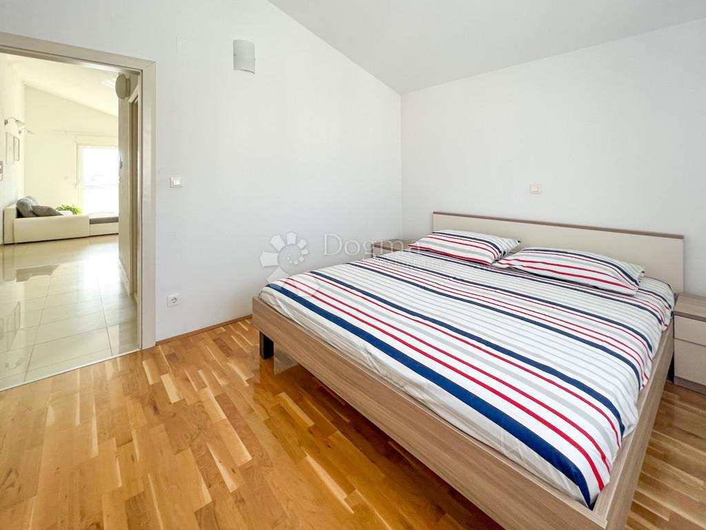 Trogir – Appartamento con una Camera da Letto e Posto Auto, Subito Abitabile