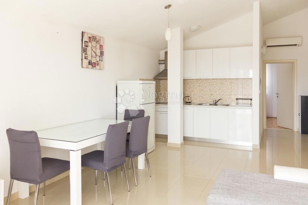 Trogir – Appartamento con una Camera da Letto e Posto Auto, Subito Abitabile