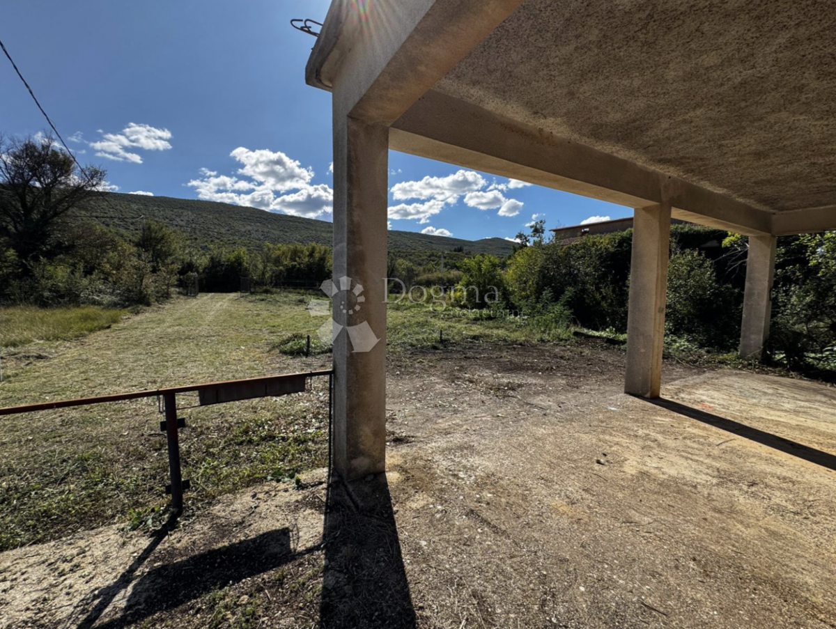 Casa Indipendente a Piano Terra con Ampio Terreno – Opportunità di Ristrutturazione