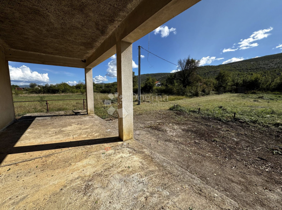 Casa Indipendente a Piano Terra con Ampio Terreno – Opportunità di Ristrutturazione