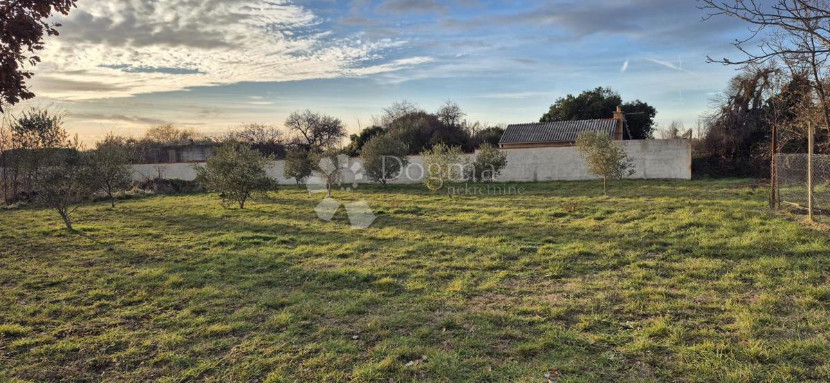 Terreno edificabile Loborika, Marčana, 703m2