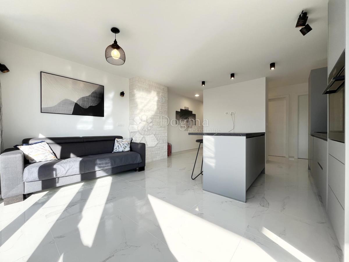 NOVIGRAD, APPARTAMENTO CON 2 TERRAZZE E VISTA A 360°