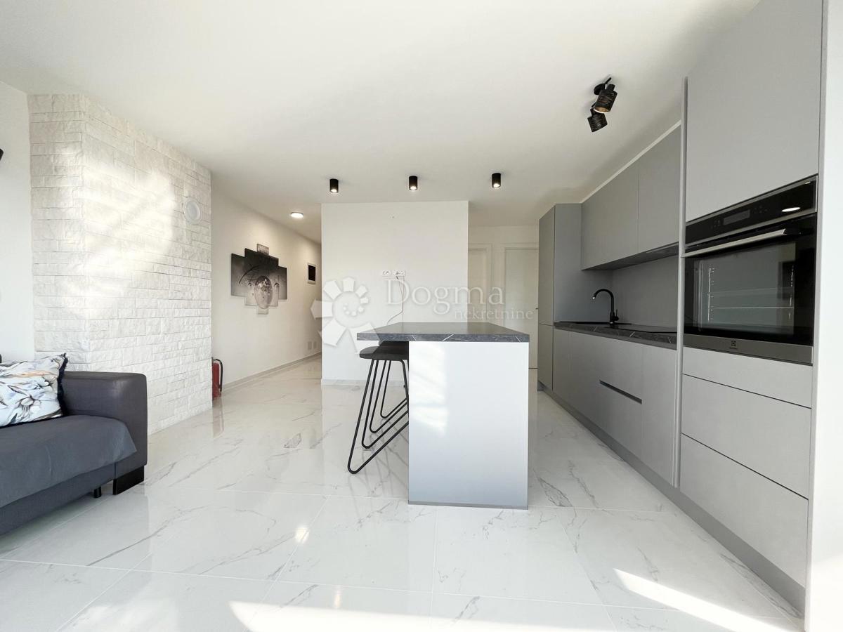 NOVIGRAD, APPARTAMENTO CON 2 TERRAZZE E VISTA A 360°