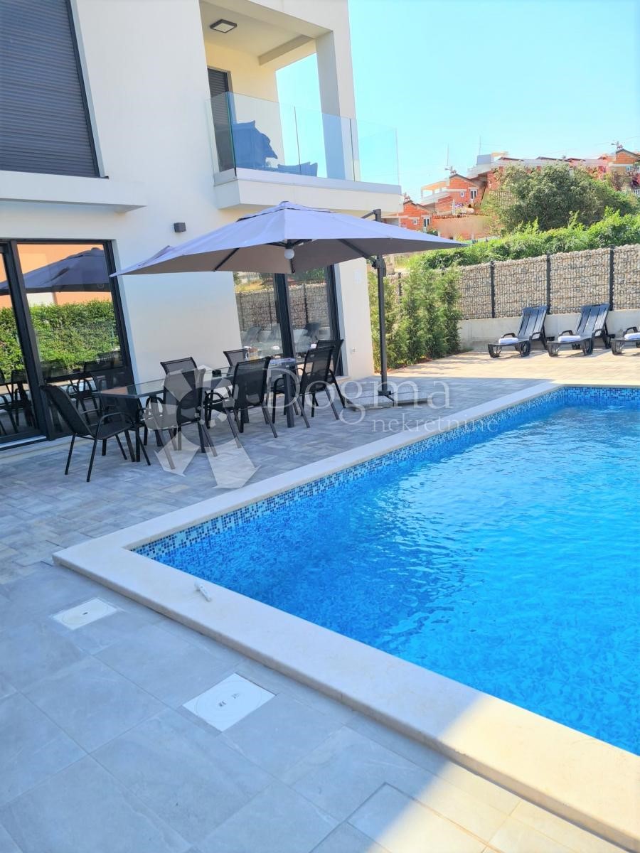 VILLA A SCHIERA MODERNA CON PISCINA, DINTORNI DI POREČ