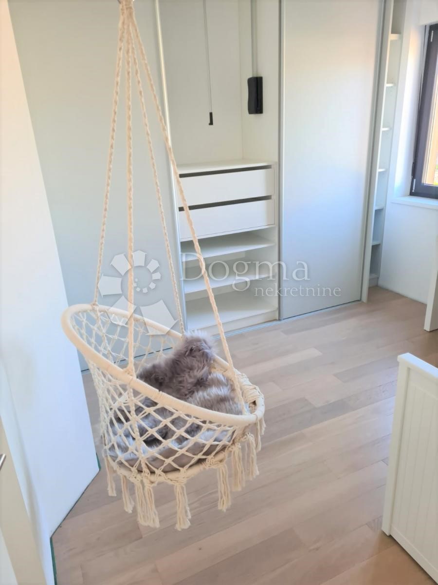 VILLA A SCHIERA MODERNA CON PISCINA, DINTORNI DI POREČ