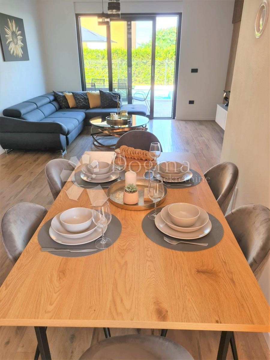 VILLA A SCHIERA MODERNA CON PISCINA, DINTORNI DI POREČ