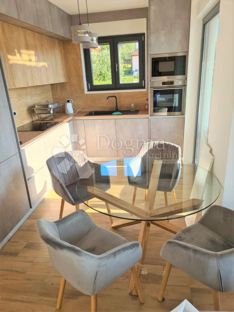 VILLA A SCHIERA MODERNA CON PISCINA, DINTORNI DI POREČ