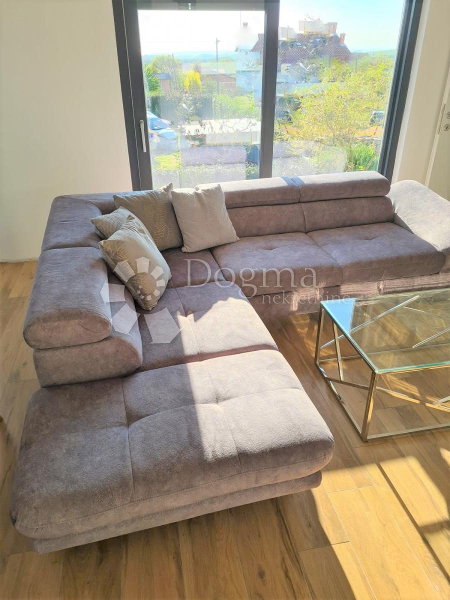 VILLA A SCHIERA MODERNA CON PISCINA, DINTORNI DI POREČ