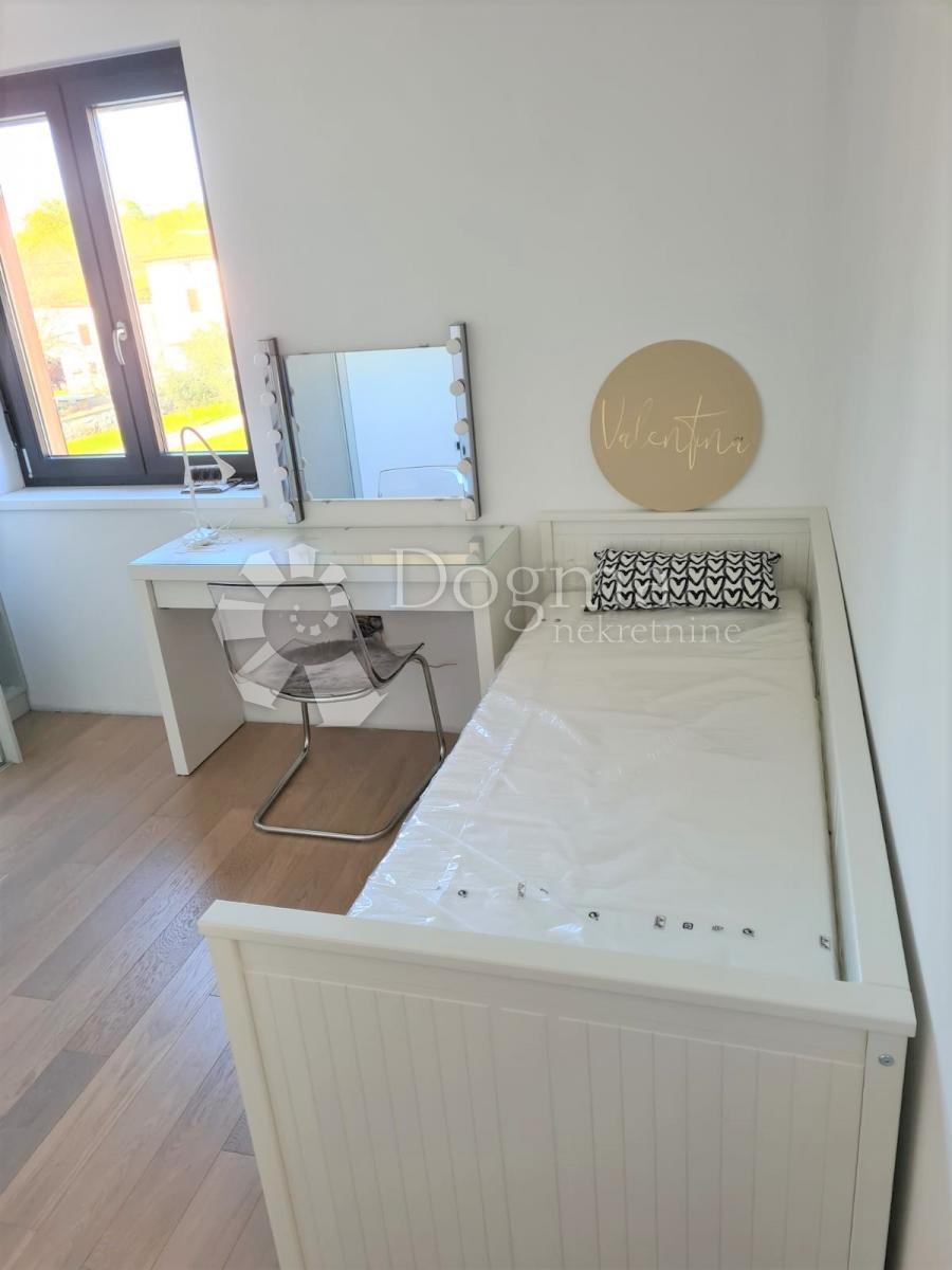 VILLA A SCHIERA MODERNA CON PISCINA, DINTORNI DI POREČ