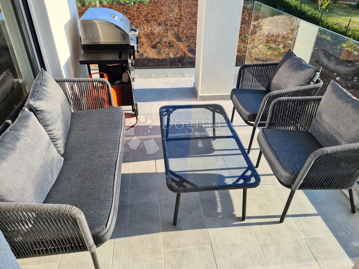 VILLA A SCHIERA MODERNA CON PISCINA, DINTORNI DI POREČ