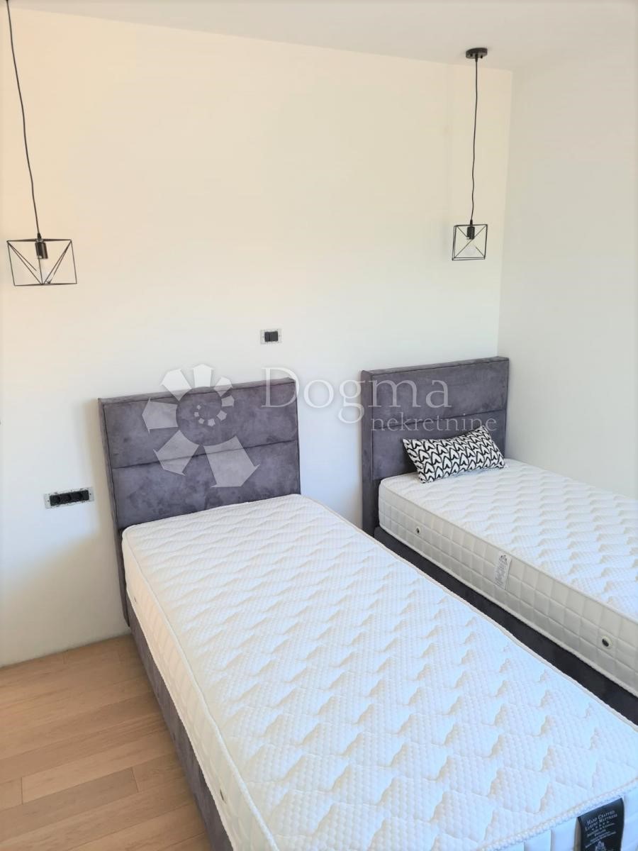 VILLA A SCHIERA MODERNA CON PISCINA, DINTORNI DI POREČ