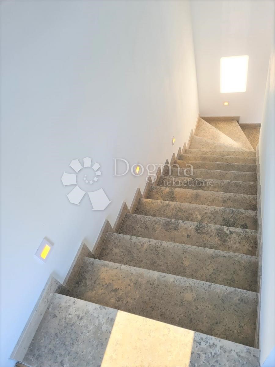 VILLA A SCHIERA MODERNA CON PISCINA, DINTORNI DI POREČ