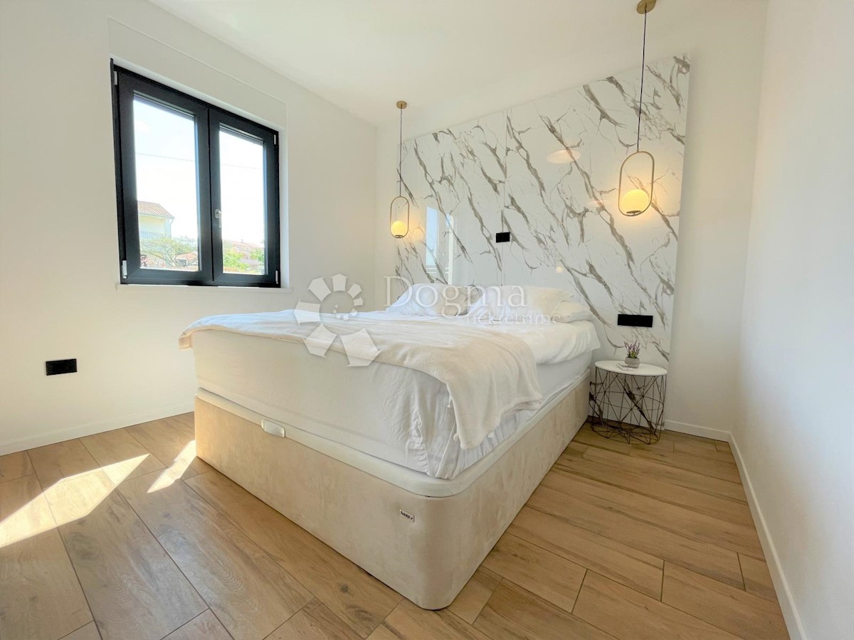 VILLA A SCHIERA MODERNA CON PISCINA, DINTORNI DI POREČ