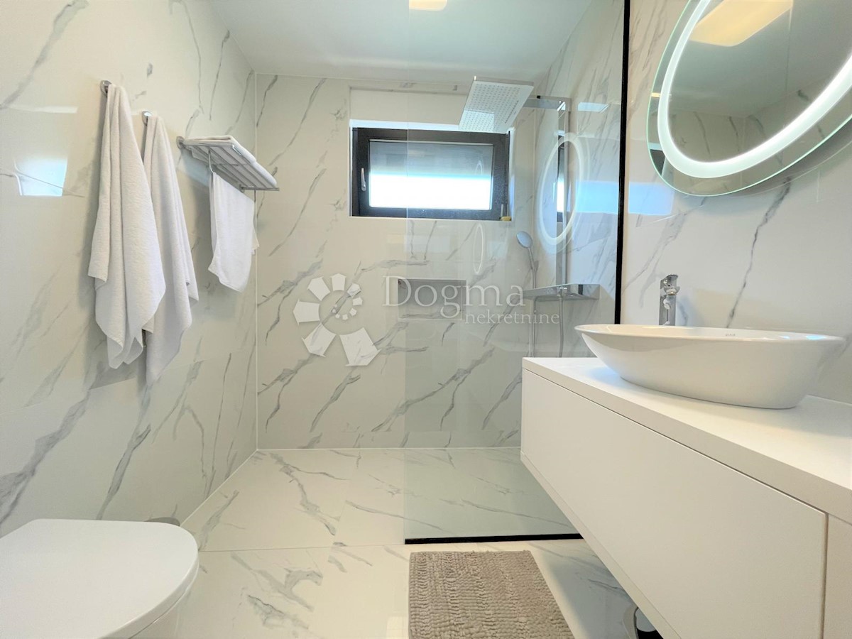 VILLA A SCHIERA MODERNA CON PISCINA, DINTORNI DI POREČ