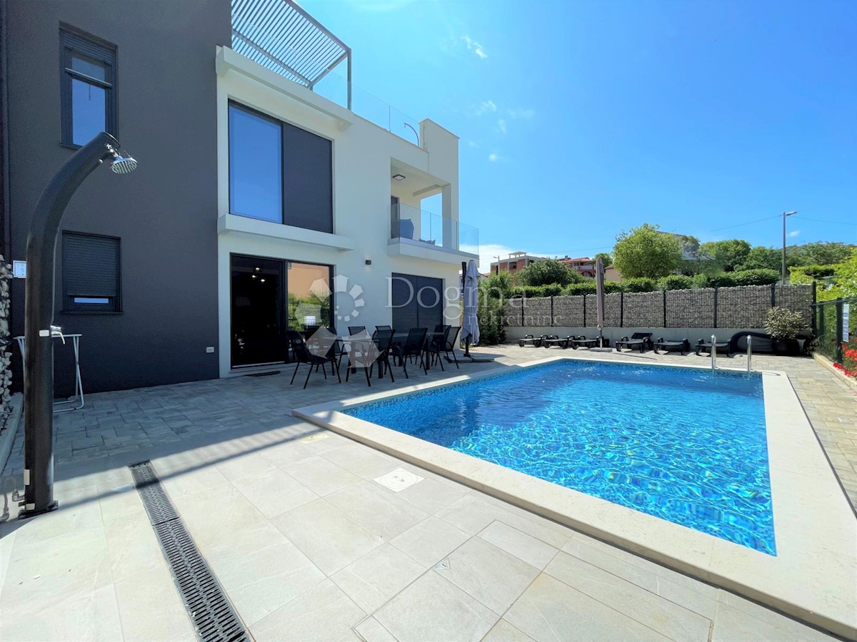 VILLA A SCHIERA MODERNA CON PISCINA, DINTORNI DI POREČ