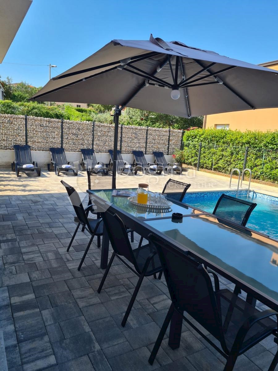 VILLA A SCHIERA MODERNA CON PISCINA, DINTORNI DI POREČ