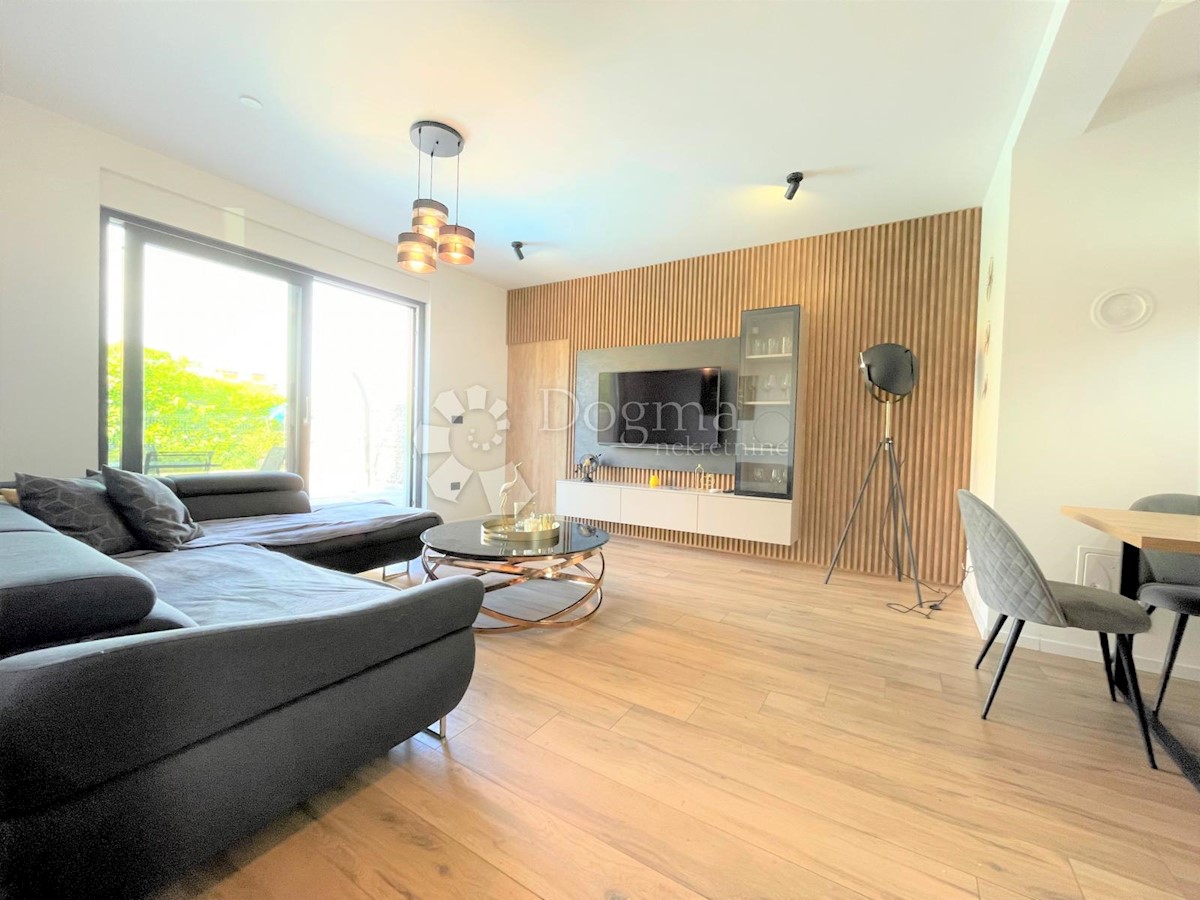 VILLA A SCHIERA MODERNA CON PISCINA, DINTORNI DI POREČ