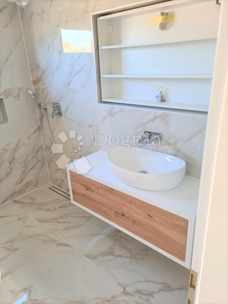 APPARTAMENTO DI DESIGN CON JACUZZI, DINTORNI DI POREČ