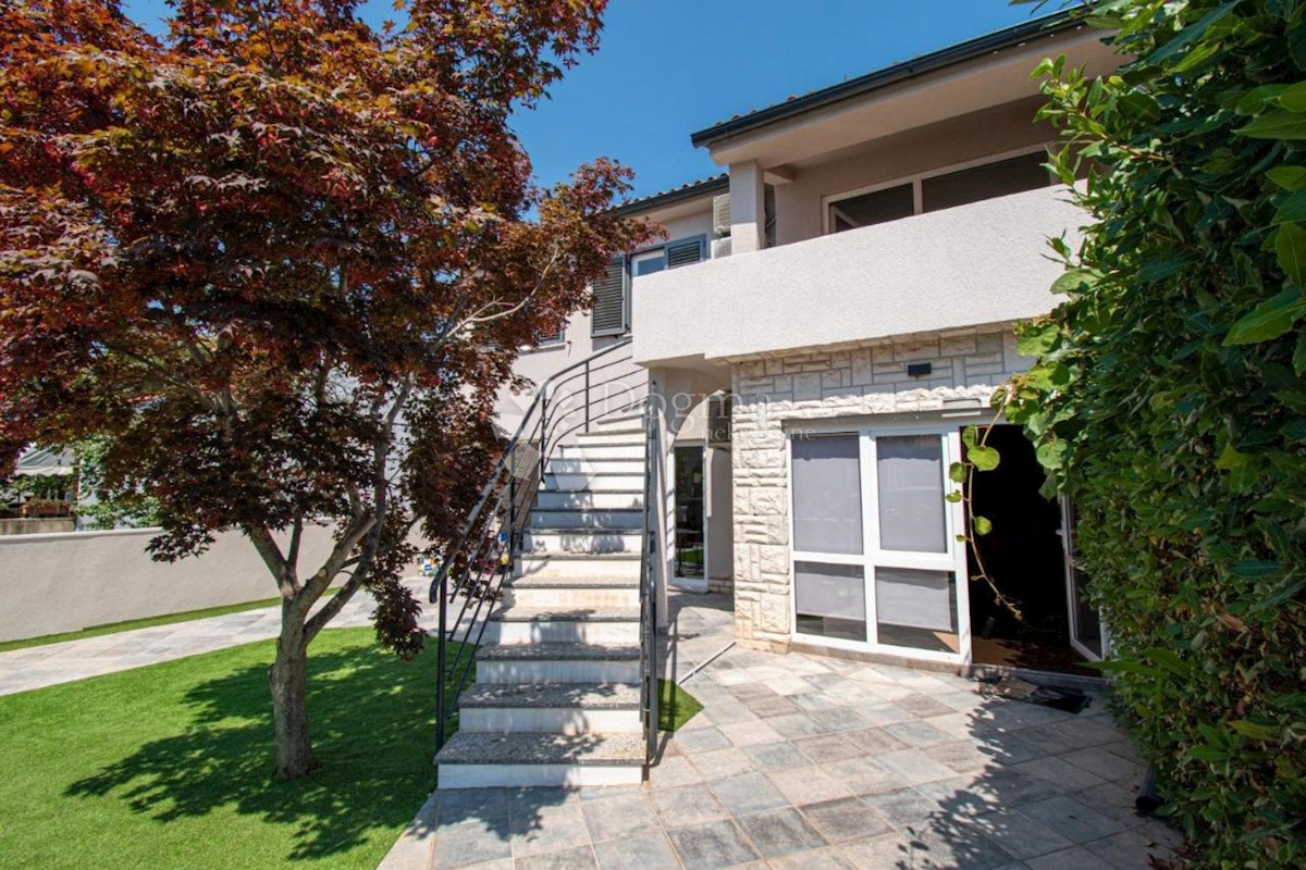 OPPORTUNITÀ! CASA CON 4 APPARTAMENTI E PISCINA A 600 M DAL MARE