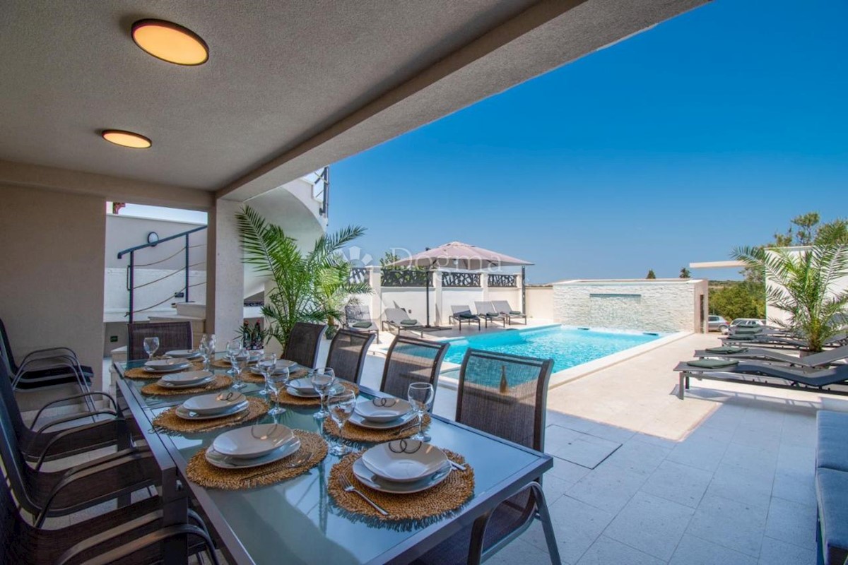 OPPORTUNITÀ! CASA CON 4 APPARTAMENTI E PISCINA A 600 M DAL MARE