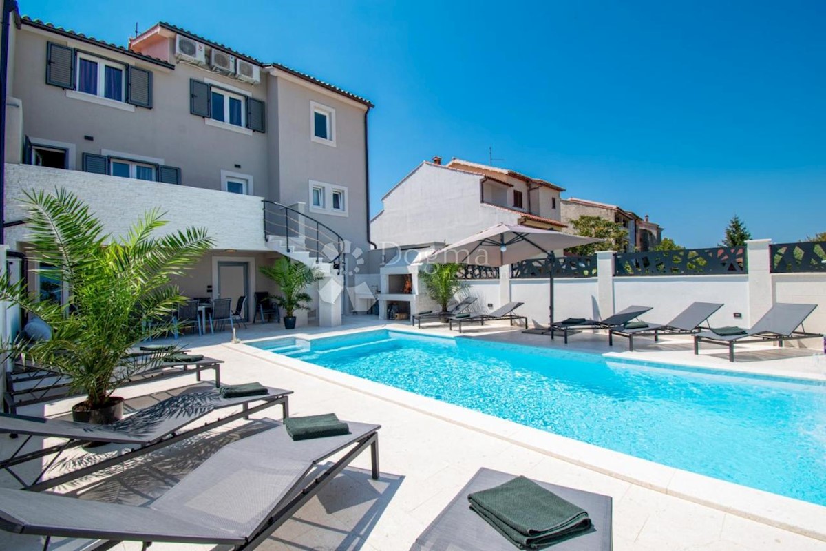 OPPORTUNITÀ! CASA CON 4 APPARTAMENTI E PISCINA A 600 M DAL MARE