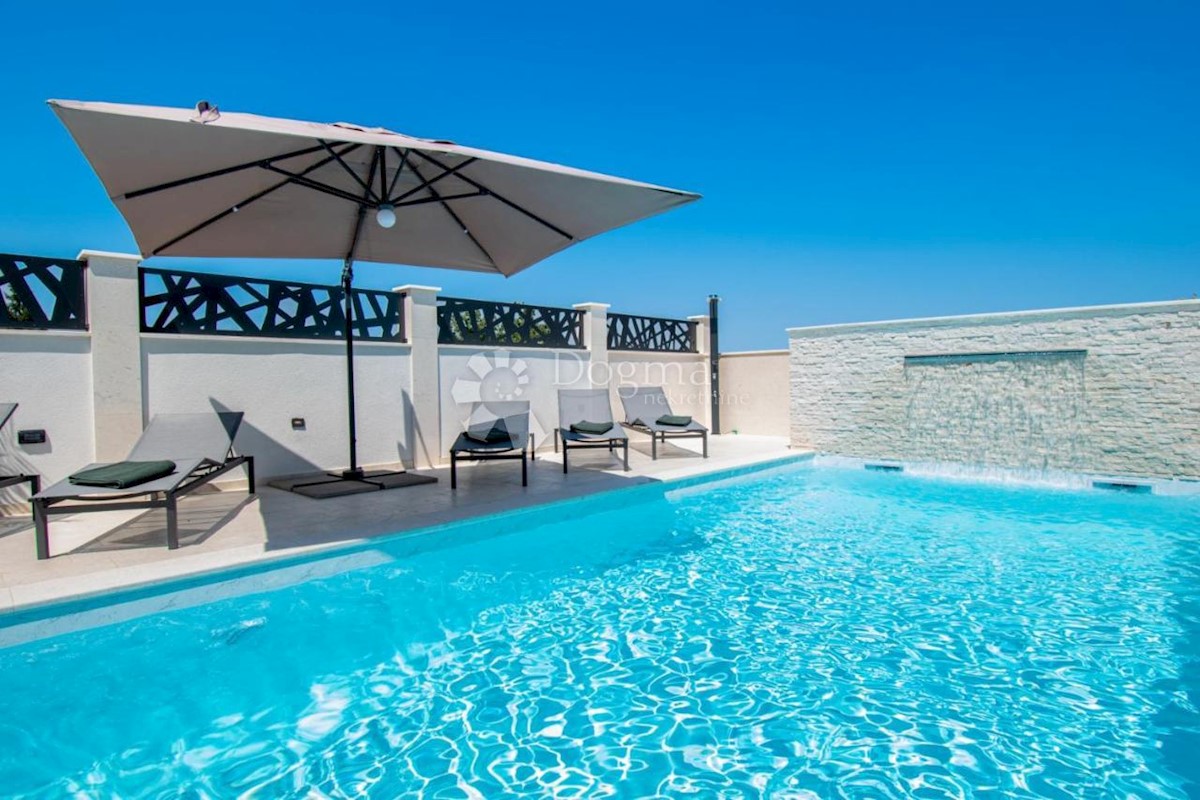 OPPORTUNITÀ! CASA CON 4 APPARTAMENTI E PISCINA A 600 M DAL MARE