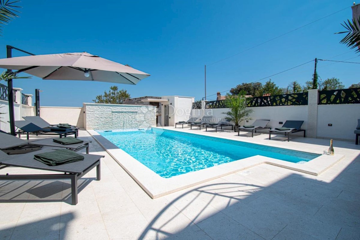 OPPORTUNITÀ! CASA CON 4 APPARTAMENTI E PISCINA A 600 M DAL MARE