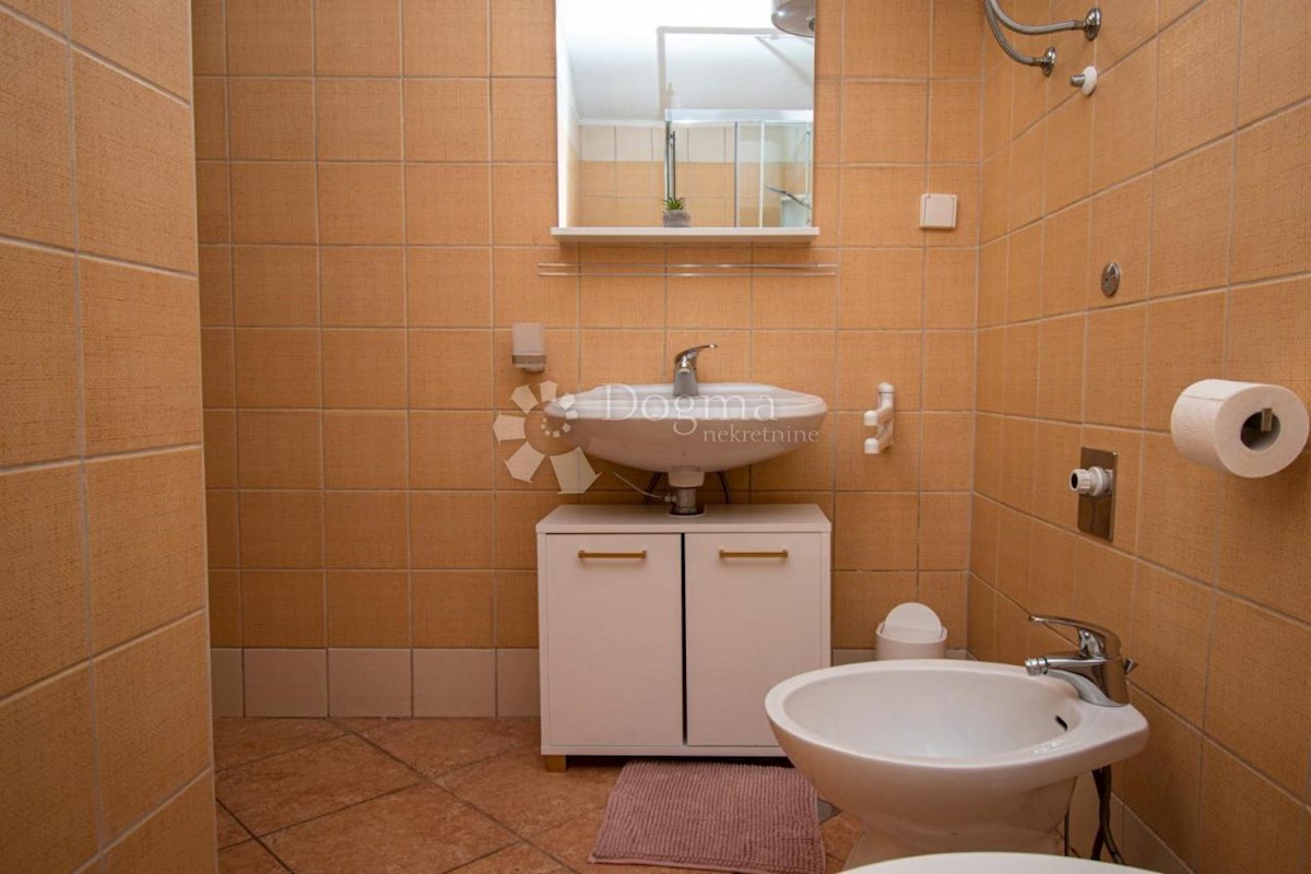 OPPORTUNITÀ! CASA CON 4 APPARTAMENTI E PISCINA A 600 M DAL MARE