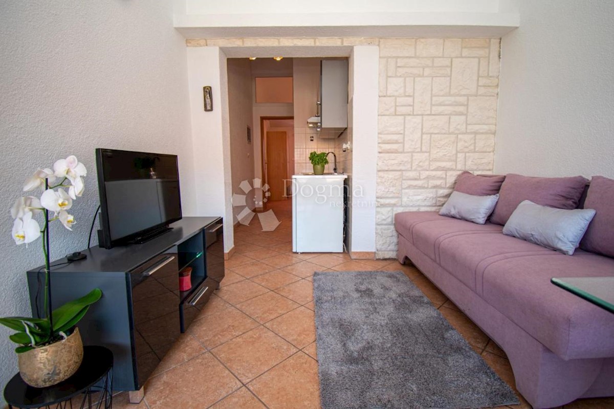 OPPORTUNITÀ! CASA CON 4 APPARTAMENTI E PISCINA A 600 M DAL MARE