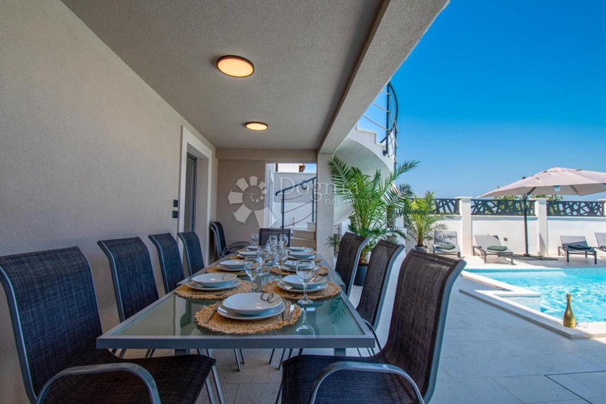 OPPORTUNITÀ! CASA CON 4 APPARTAMENTI E PISCINA A 600 M DAL MARE