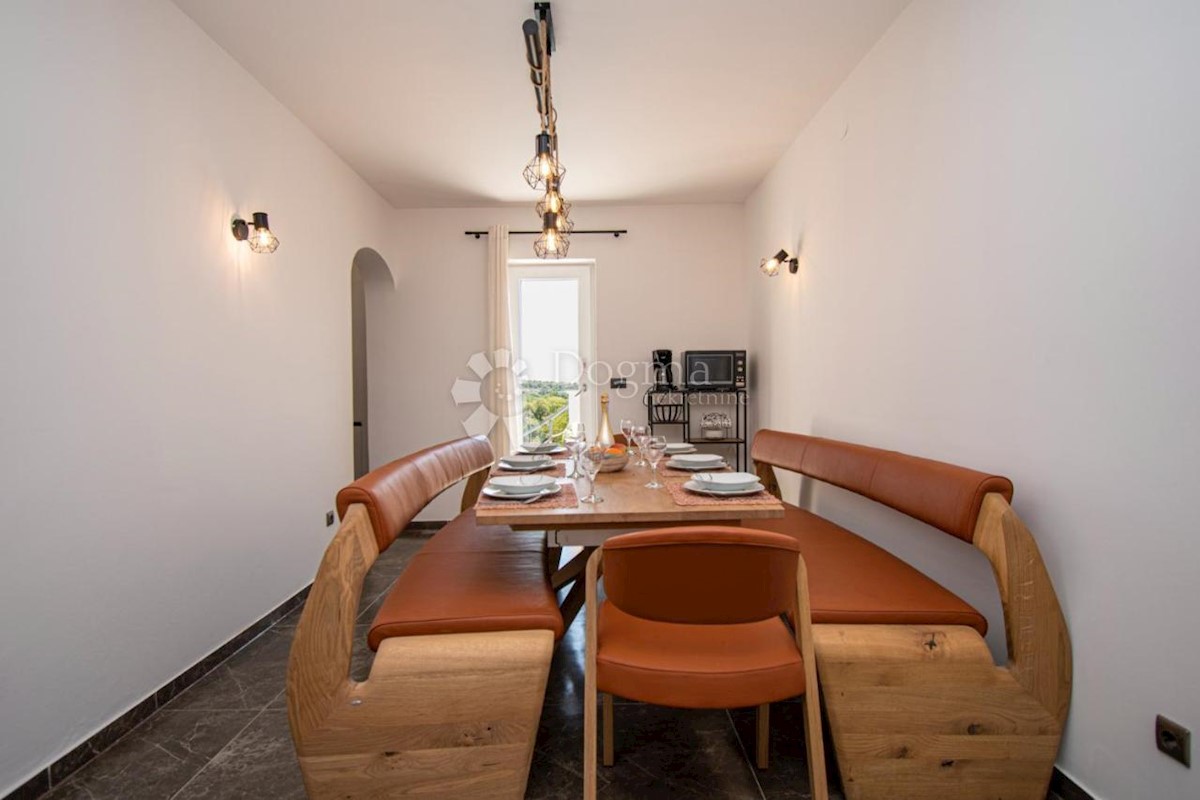 OPPORTUNITÀ! CASA CON 4 APPARTAMENTI E PISCINA A 600 M DAL MARE