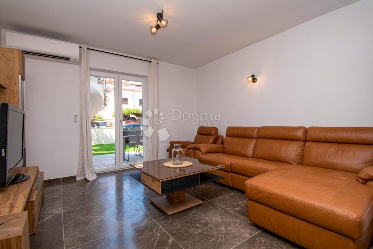OPPORTUNITÀ! CASA CON 4 APPARTAMENTI E PISCINA A 600 M DAL MARE