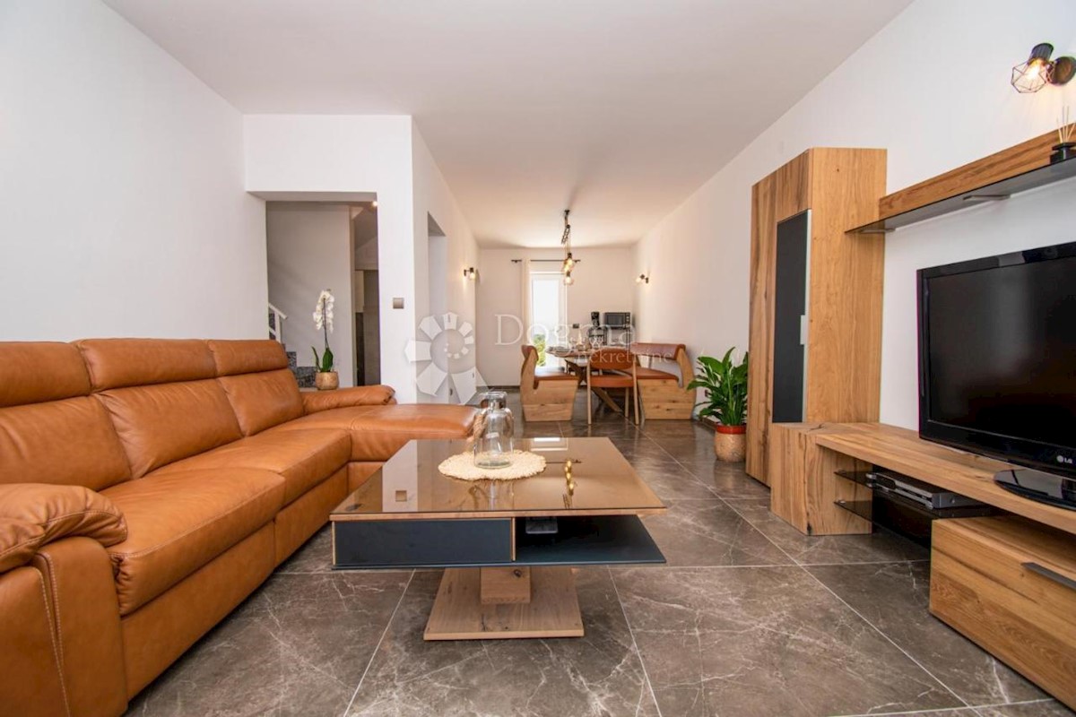 OPPORTUNITÀ! CASA CON 4 APPARTAMENTI E PISCINA A 600 M DAL MARE