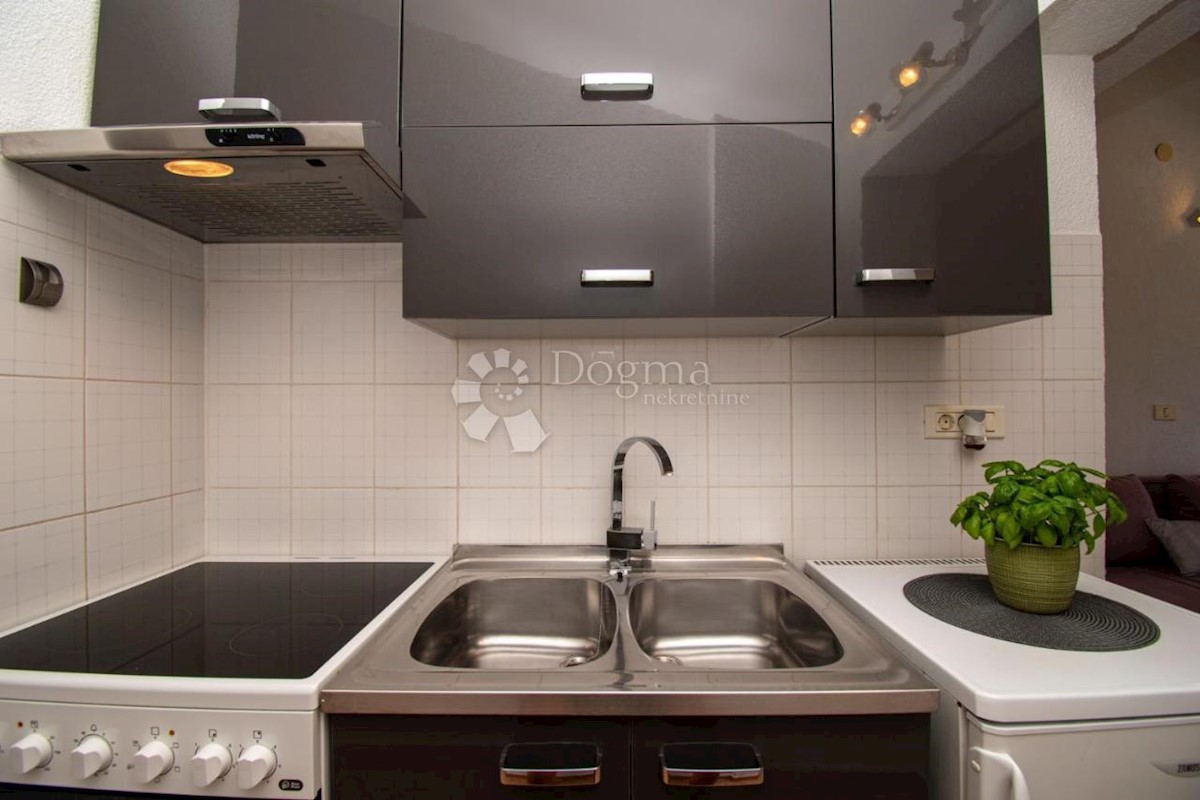OPPORTUNITÀ! CASA CON 4 APPARTAMENTI E PISCINA A 600 M DAL MARE